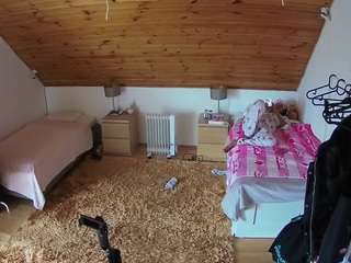 voyeurcam-julmodels-whitebed-3 webcam