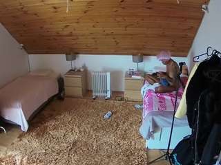 voyeurcam-julmodels-whitebed-3 webcam