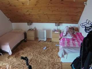 voyeurcam-julmodels-whitebed-3 webcam