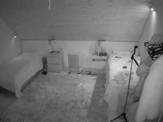 voyeurcam-julmodels-whitebed-3 webcam