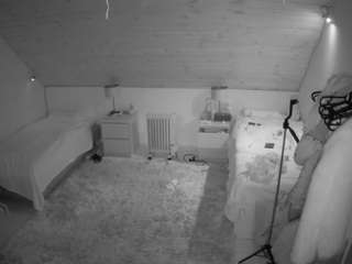 voyeurcam-julmodels-whitebed-3 webcam