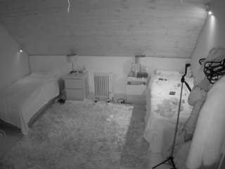 voyeurcam-julmodels-whitebed-3 webcam