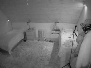 voyeurcam-julmodels-whitebed-3 webcam