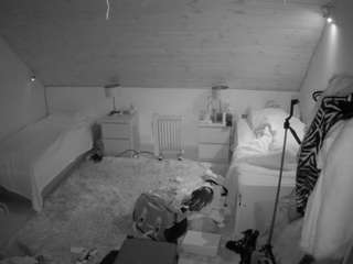 voyeurcam-julmodels-whitebed-3 webcam