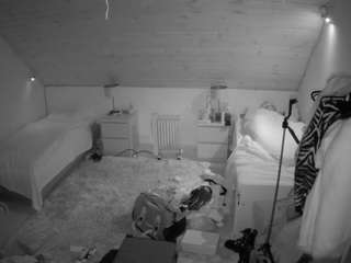 voyeurcam-julmodels-whitebed-3 webcam