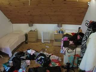 voyeurcam-julmodels-whitebed-3 webcam