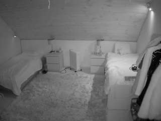 voyeurcam-julmodels-whitebed-3