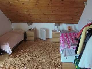 voyeurcam-julmodels-whitebed-3