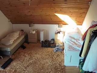 voyeurcam-julmodels-whitebed-3