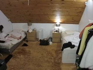 voyeurcam-julmodels-whitebed-3 webcam