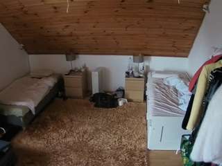 voyeurcam-julmodels-whitebed-3 webcam