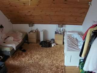 voyeurcam-julmodels-whitebed-3 webcam
