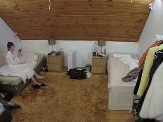 voyeurcam-julmodels-whitebed-3 webcam