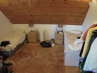 voyeurcam-julmodels-whitebed-3 webcam