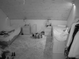 voyeurcam-julmodels-whitebed-3 webcam