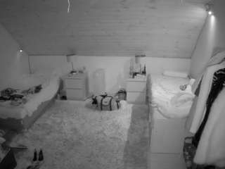 voyeurcam-julmodels-whitebed-3 webcam