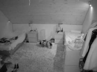 voyeurcam-julmodels-whitebed-3 webcam