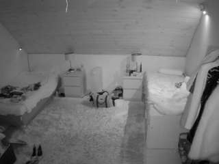 voyeurcam-julmodels-whitebed-3 webcam