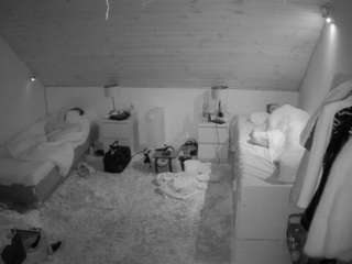 voyeurcam-julmodels-whitebed-3 webcam