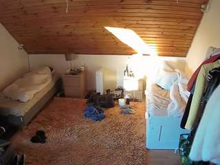 voyeurcam-julmodels-whitebed-3 webcam