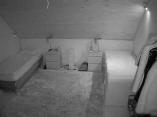 voyeurcam-julmodels-whitebed-3 webcam