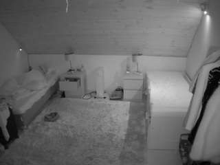 voyeurcam-julmodels-whitebed-3 webcam