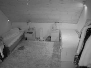 voyeurcam-julmodels-whitebed-3 webcam