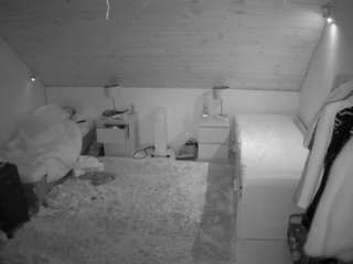 voyeurcam-julmodels-whitebed-3