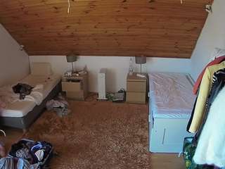 voyeurcam-julmodels-whitebed-3 webcam