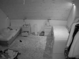 voyeurcam-julmodels-whitebed-3 webcam