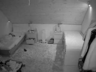 voyeurcam-julmodels-whitebed-3 webcam