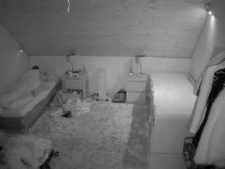 voyeurcam-julmodels-whitebed-3 webcam