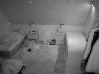 voyeurcam-julmodels-whitebed-3 webcam