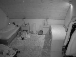 voyeurcam-julmodels-whitebed-3