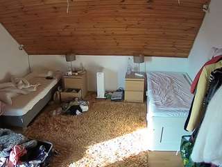 voyeurcam-julmodels-whitebed-3 webcam
