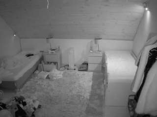 voyeurcam-julmodels-whitebed-3 webcam