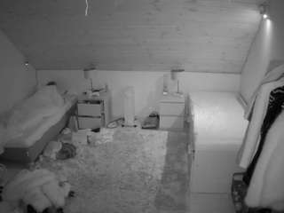 voyeurcam-julmodels-whitebed-3