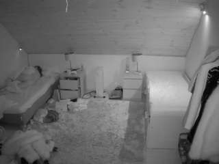 voyeurcam-julmodels-whitebed-3 webcam