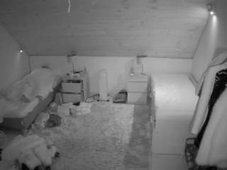 voyeurcam-julmodels-whitebed-3