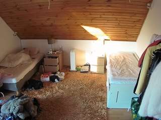 voyeurcam-julmodels-whitebed-3