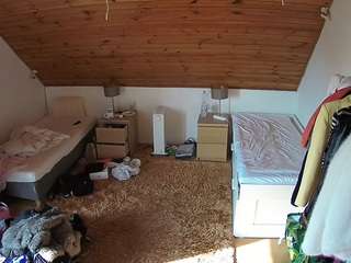 voyeurcam-julmodels-whitebed-3