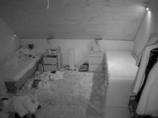 voyeurcam-julmodels-whitebed-3's CamSoda show and profile