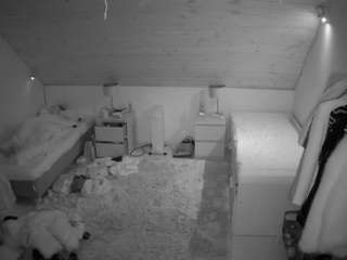 voyeurcam-julmodels-whitebed-3's CamSoda show and profile