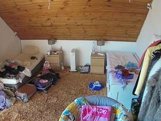 voyeurcam-julmodels-whitebed-3 webcam