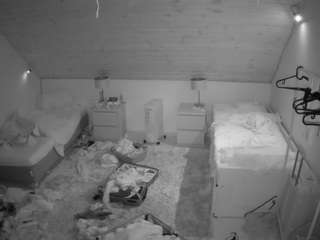 voyeurcam-julmodels-whitebed-3