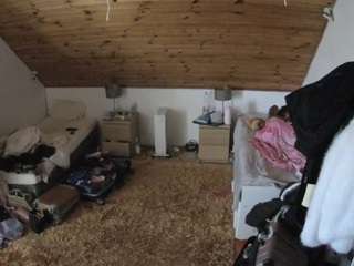 voyeurcam-julmodels-whitebed-3 webcam