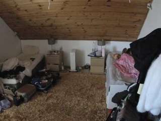 voyeurcam-julmodels-whitebed-3 webcam