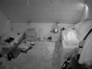 voyeurcam-julmodels-whitebed-3 webcam