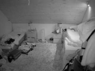 voyeurcam-julmodels-whitebed-3 webcam