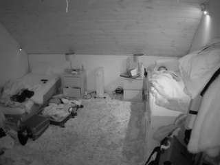 voyeurcam-julmodels-whitebed-3 webcam